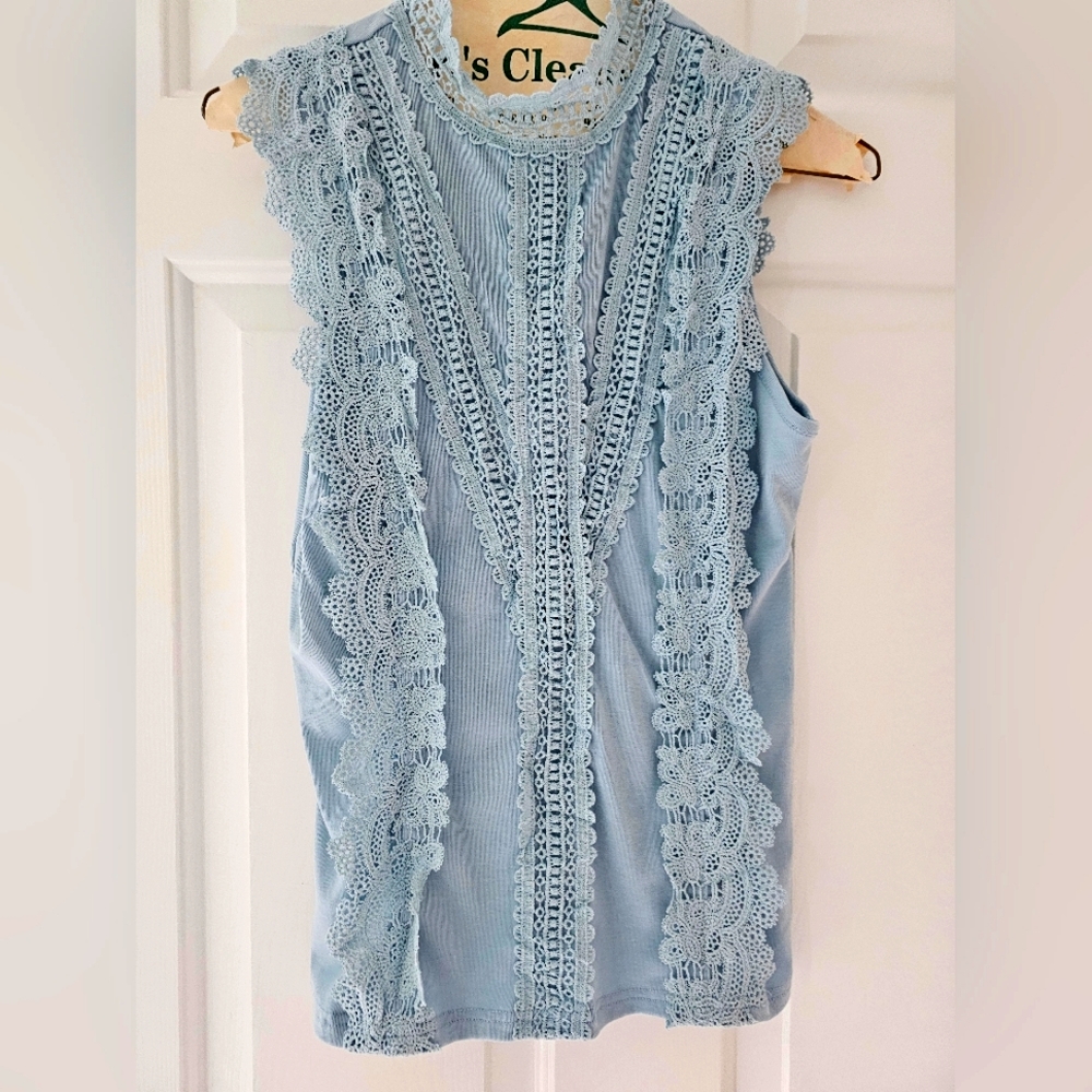 Lace sleeveless lace turtleneck detailed keyhole back blouse